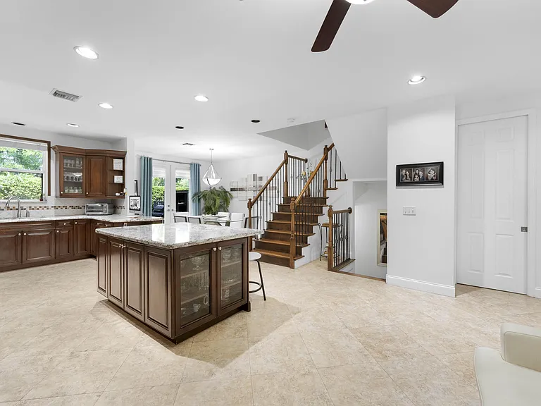 129 Spruce St — Photo 43