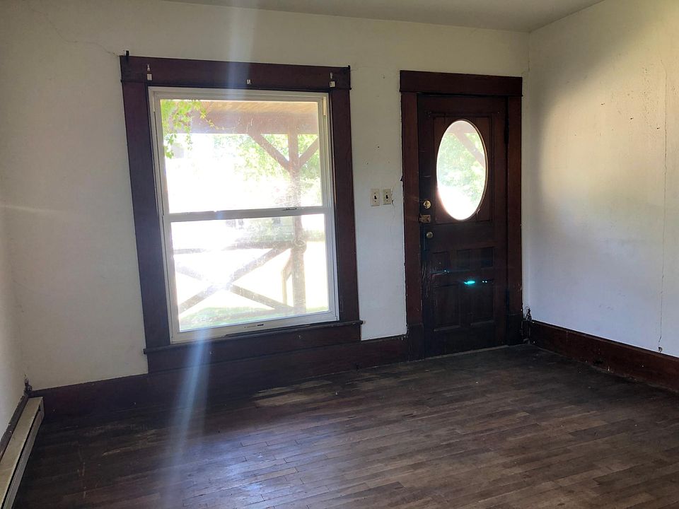 Living Room - front door/porch access