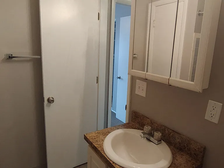 Colonial Club Apartments — Photo 5