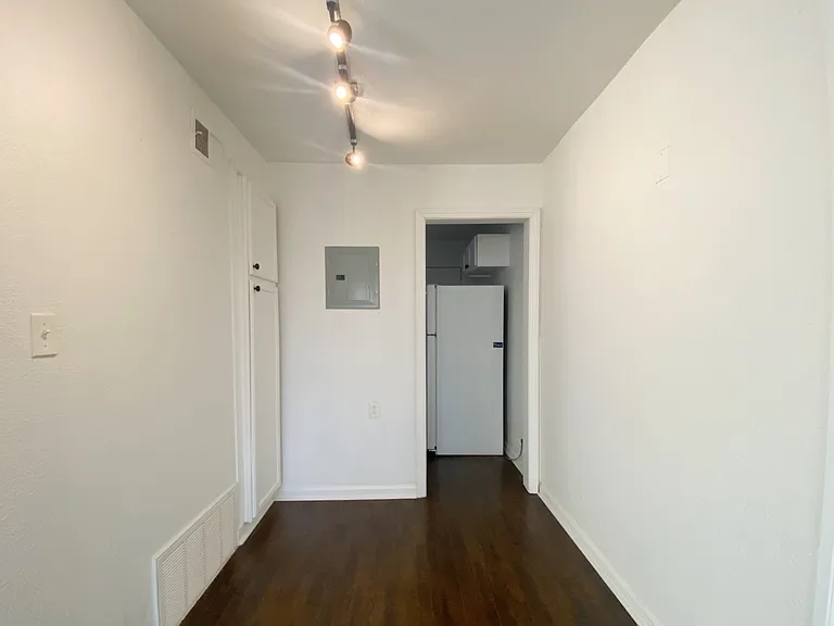1714 N Lindsay Ave #4 — Photo 3