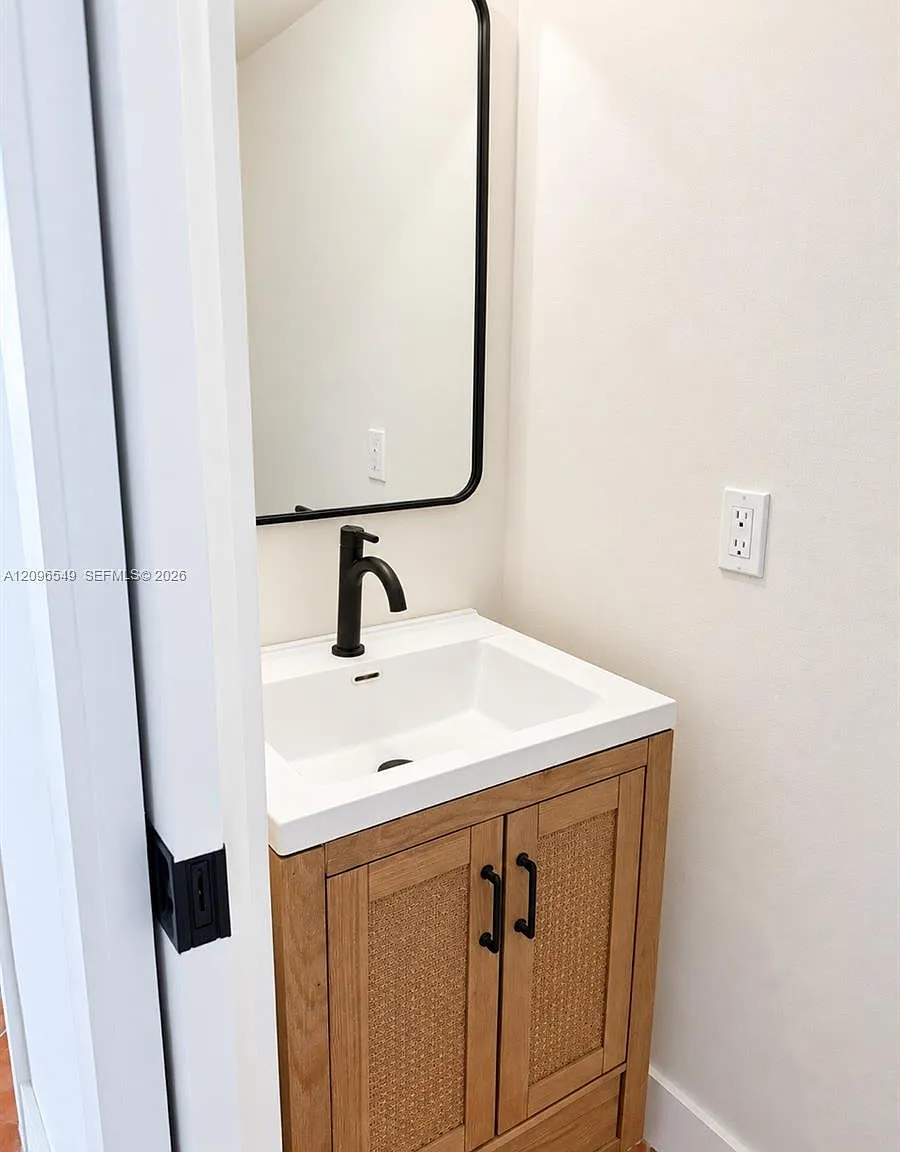 Gables Point Iii Condo — Photo 3