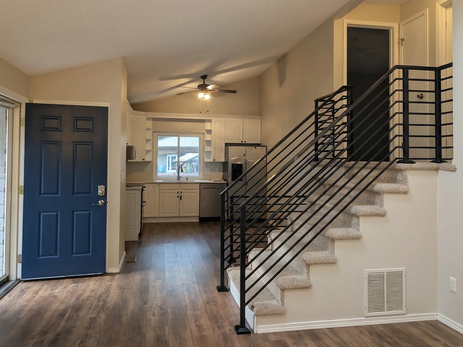 3 bed, 1.5 bath, 1180 sqft, $3,450 — Photo 2