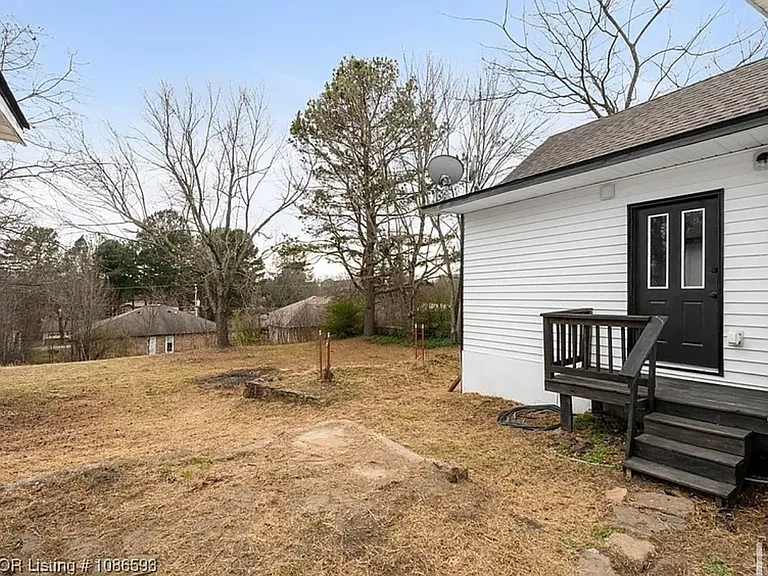 211 W Houston St — Photo 28