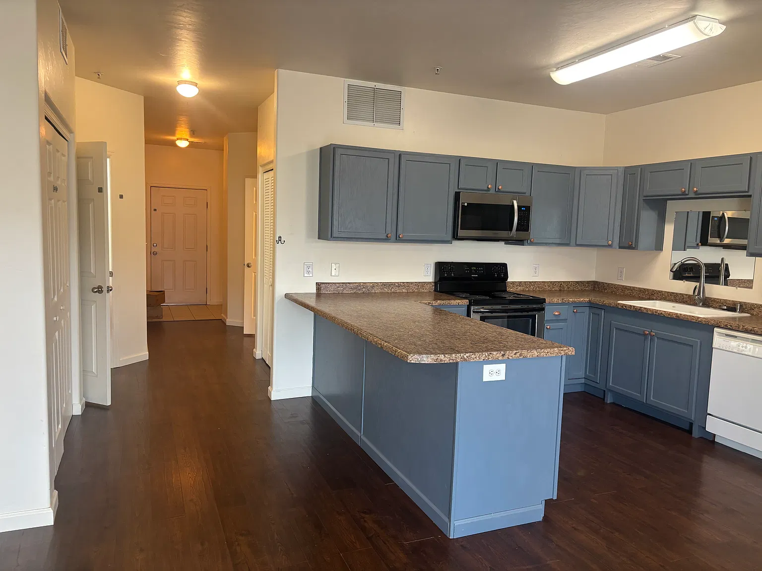 2 bed, 1043 sqft, $1,650 — Photo 3