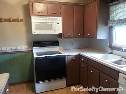 Kitchen remodeled in 2008
						:
						It features wainscott. Flooring is laminate wood.The windows face the back yard.