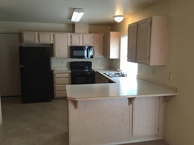 280 S Elsa St — Photo 3