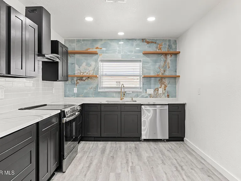 3221 N Stanton St — Photo 15