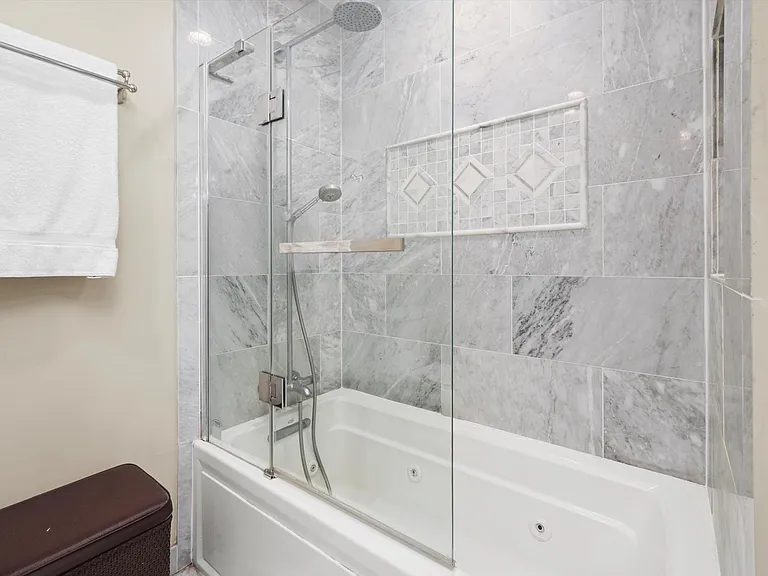 Powerful shower heads. Bathtub with massaging jets.
