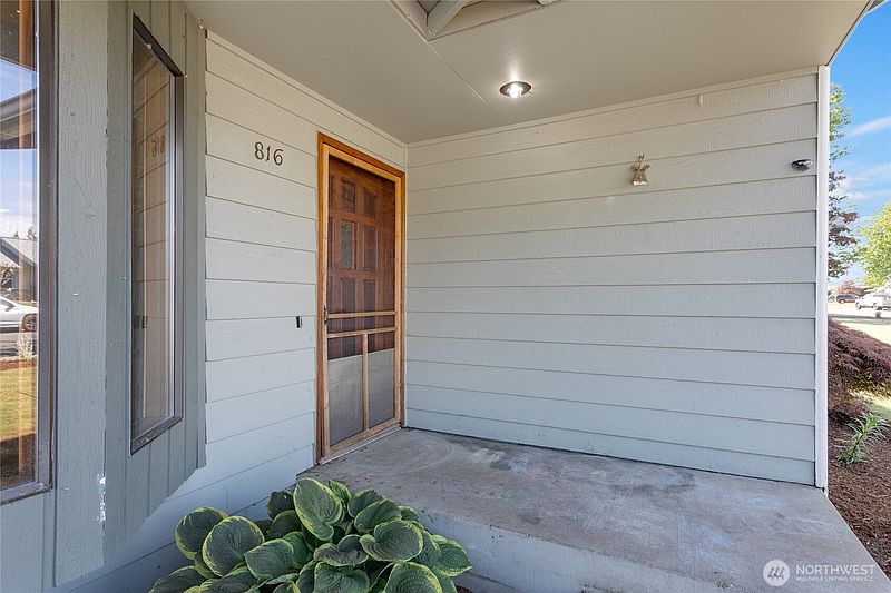 2nd image of 816 Vine Circle