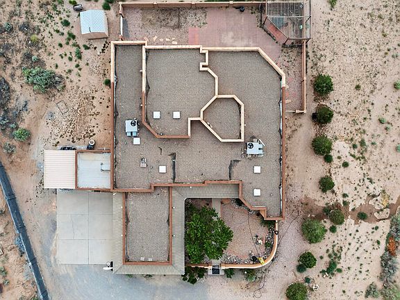 4th image of 4013 Huron Dr NE