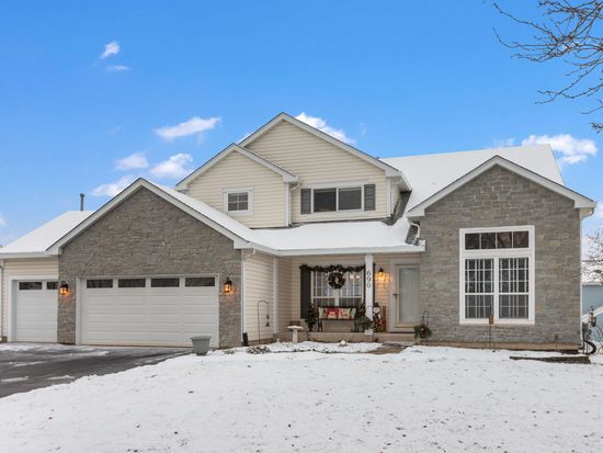 690 Linden Dr, Carol Stream, IL 60188