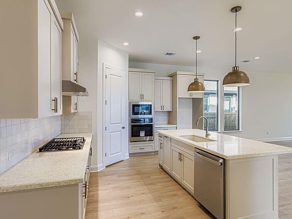 3rd image of 395 Prickly Poppy Loop