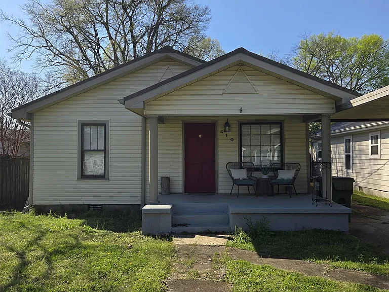 410 McCullough Ave NE — Photo 1
