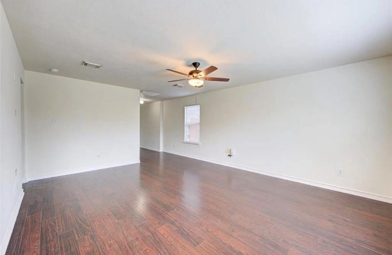 4 bed, 2.5 bath, 2103 sqft, $2,200 — Photo 4