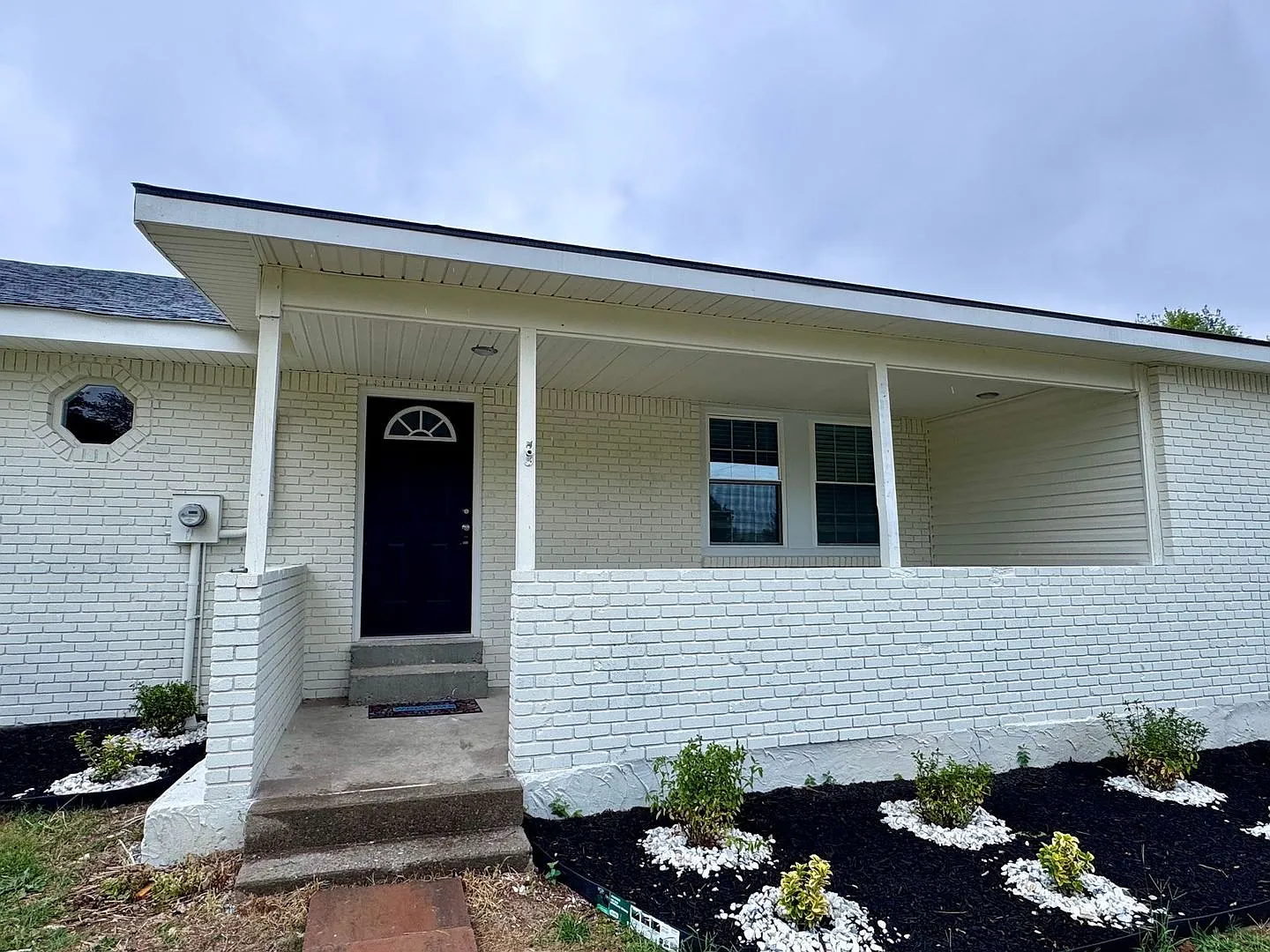 Stunning Fully Remodeled 4-Bed, 2-Bath Rental Minutes from Post! — Photo 3