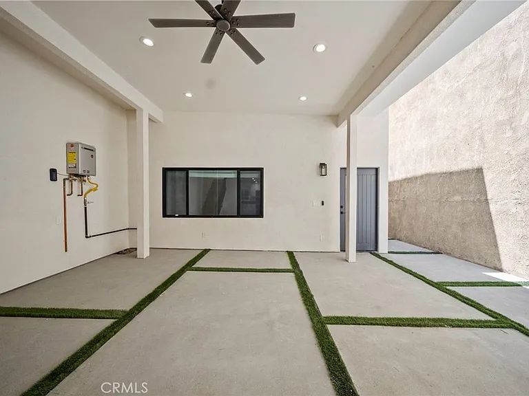 11488 Burbank Blvd — Photo 2