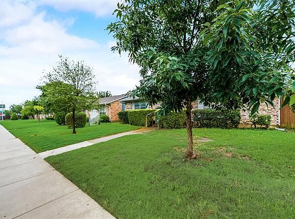 3rd image of 926 Wandering Way Dr