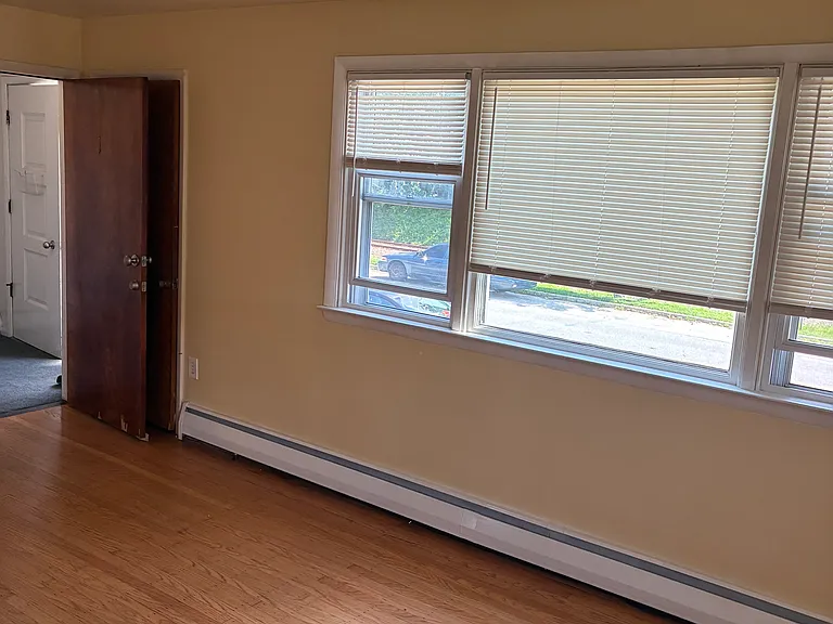 204-206 Woodlawn Ave #1A — Photo 4