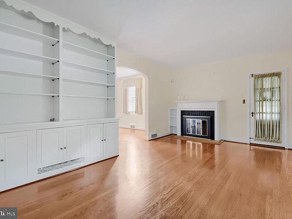3rd image of 1218 Southview Rd