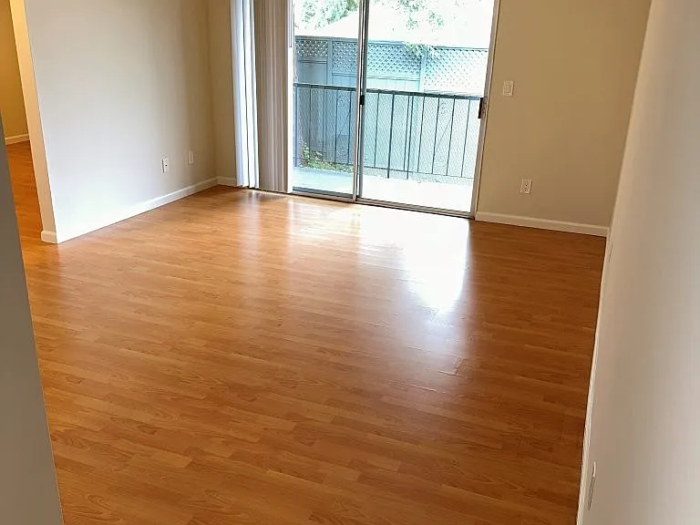 900 Alvarez Ave #8 — Photo 2