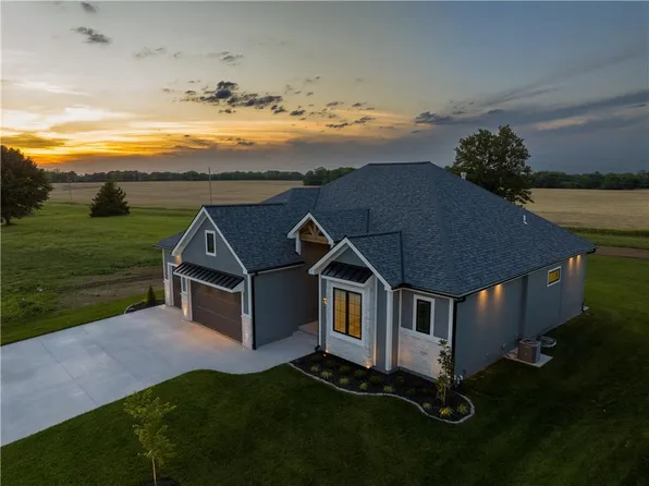 12 Red Fox Cir, Lake Winnebago, MO 64034