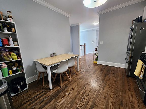 4th image of 717 W Belmont Ave #1R