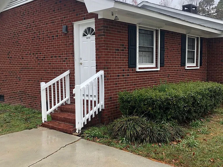 327 Pinecliff Dr — Photo 1