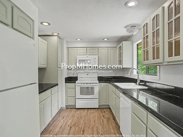810 SW Spring Ln — Photo 8