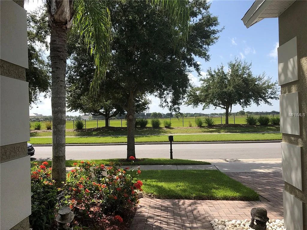 4 bed, 1936 sqft, $2,800 — Photo 2