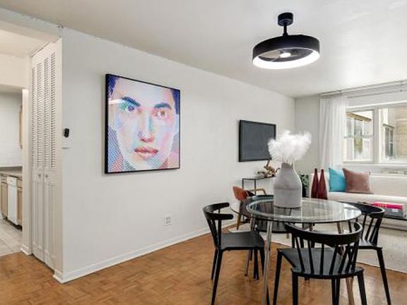 5th image of 420 W Aldine Ave #255
