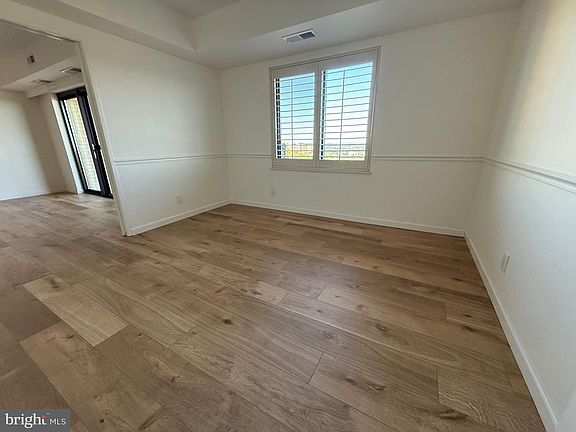 4th image of 309 Yoakum Pkwy APT 1218