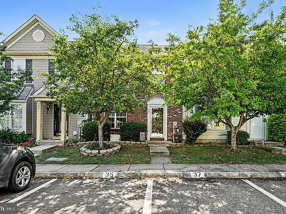 3rd image of 35 Chartwell Ct