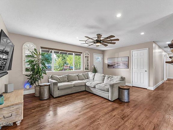 4th image of 415 Curry Dr