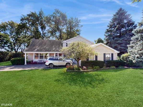 1555 E Lake Louise Dr, Palatine, IL 60074