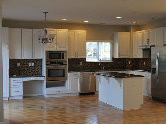 Large kitchen, great for entertaining