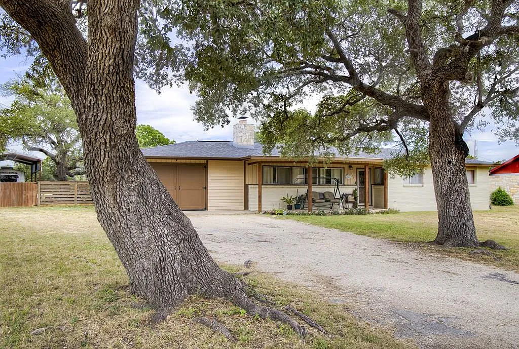 3 bed, 2.0 bath, 2043 sqft, $2,300 — Photo 1