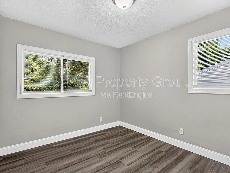 273 Roderick Dr — Photo 13