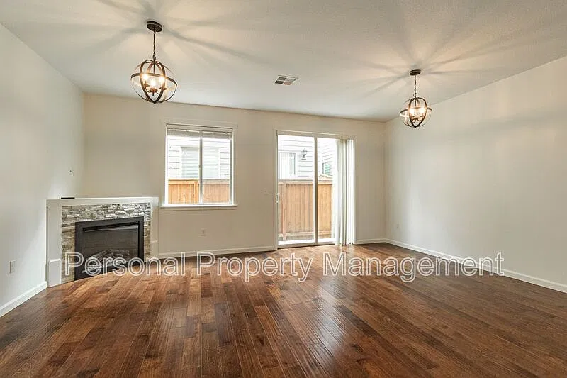 3 bed, 2.5 bath, 1624 sqft, $2,495 — Photo 2