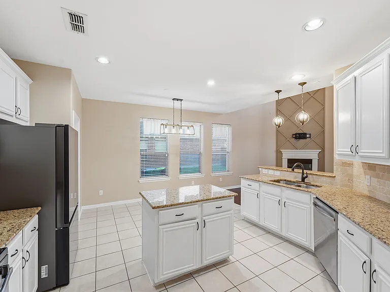 2208 Gregory Creek Dr — Photo 2