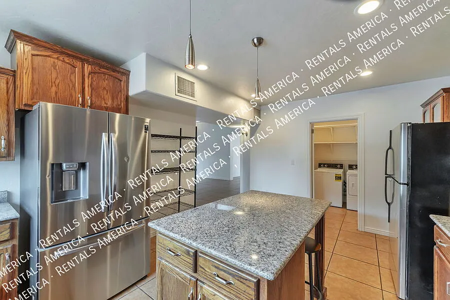 Large home, large yard, great location! — Photo 2
