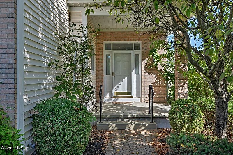 4th image of 2467 Nott ST E
