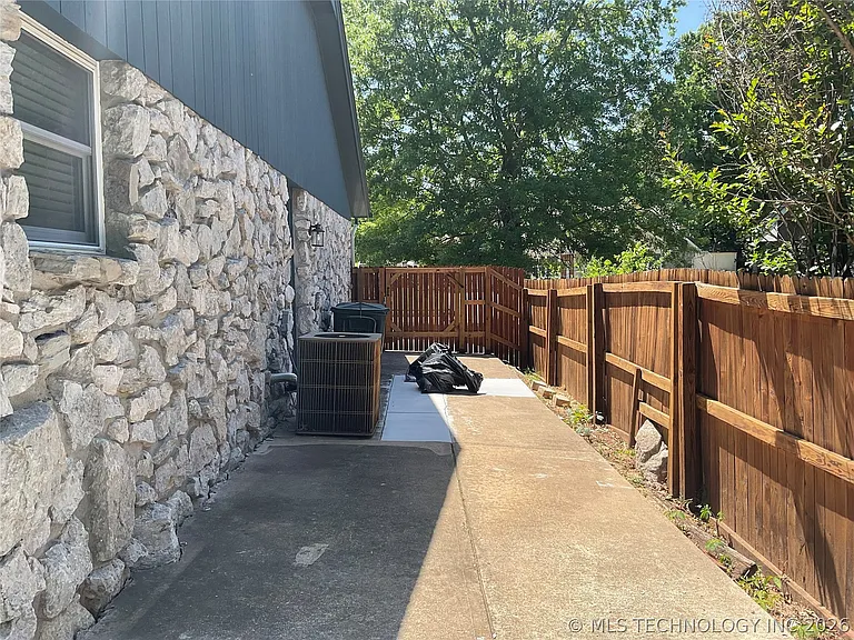 3209 Skylane Dr — Photo 28