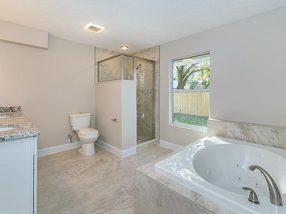 4th image of 11642 Edgemere Dr