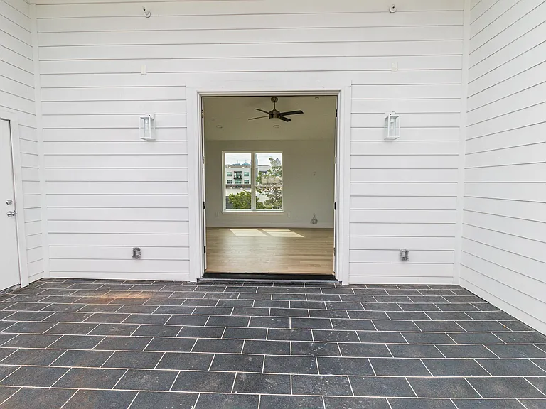 4210 Roseland Ave #104 — Photo 35