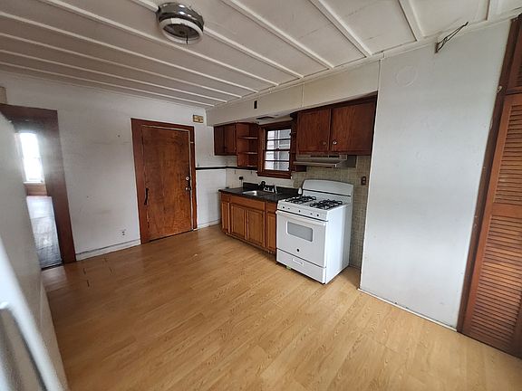 4th image of 84 Carpenter Ave #1