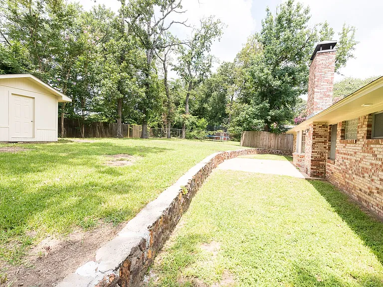 1825 Courtney Dr — Photo 17