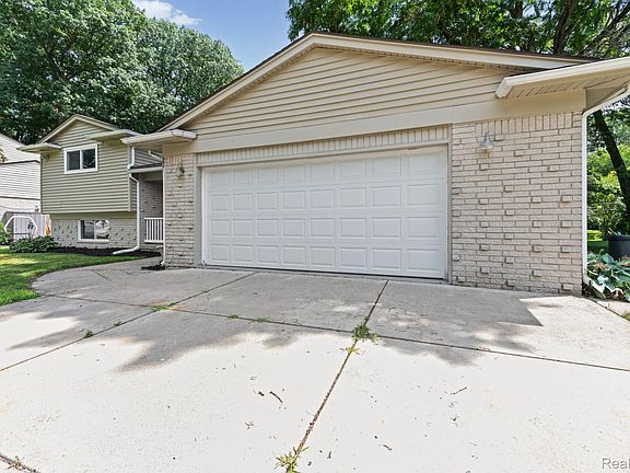 3rd image of 33165 Maplenut St