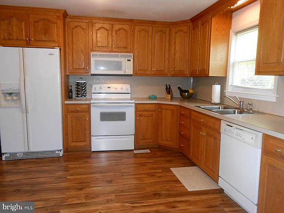 Maple Cabinets & BRAND NEW floor in kitchen
