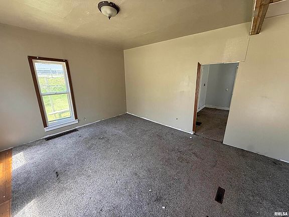 4th image of 1140 E 14th St