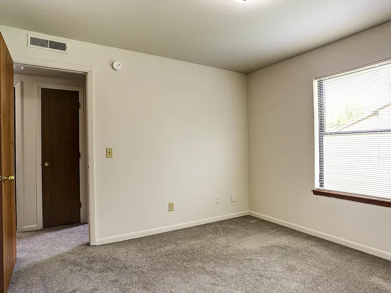 Woodfield & Arlington Apartments — Photo 13